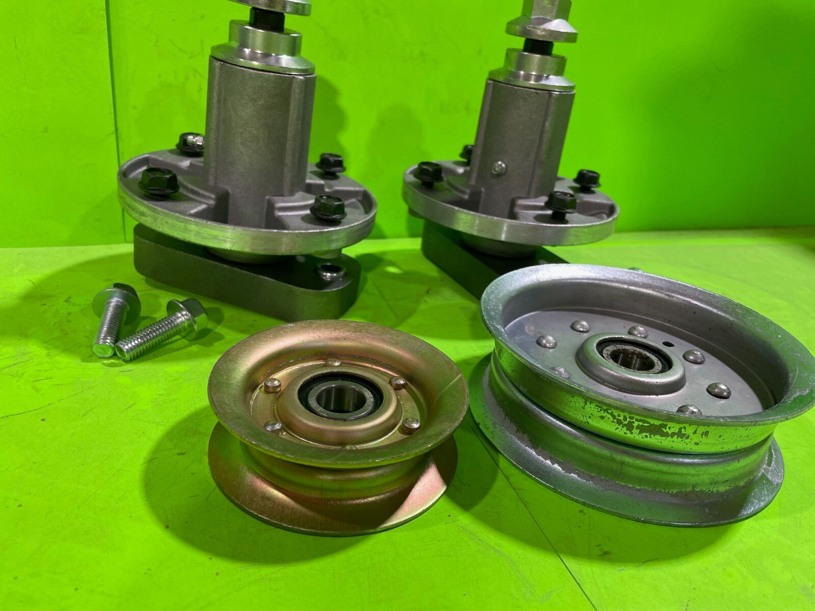 NEW L1742 Deck Spindle Assembly with Pulley for John Deere GY20050 GX203673