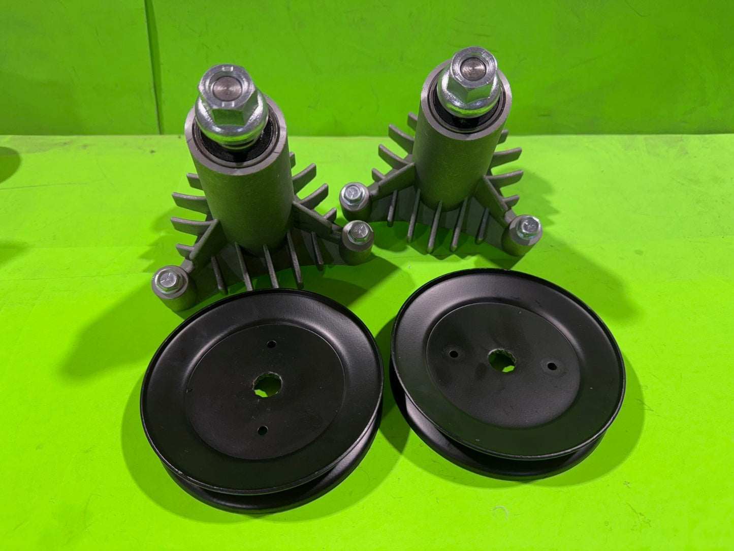 NEW 42" Deck 3 Bolt Spindles & Pulleys Fits Poulan Replaces 130794 173436 1535350